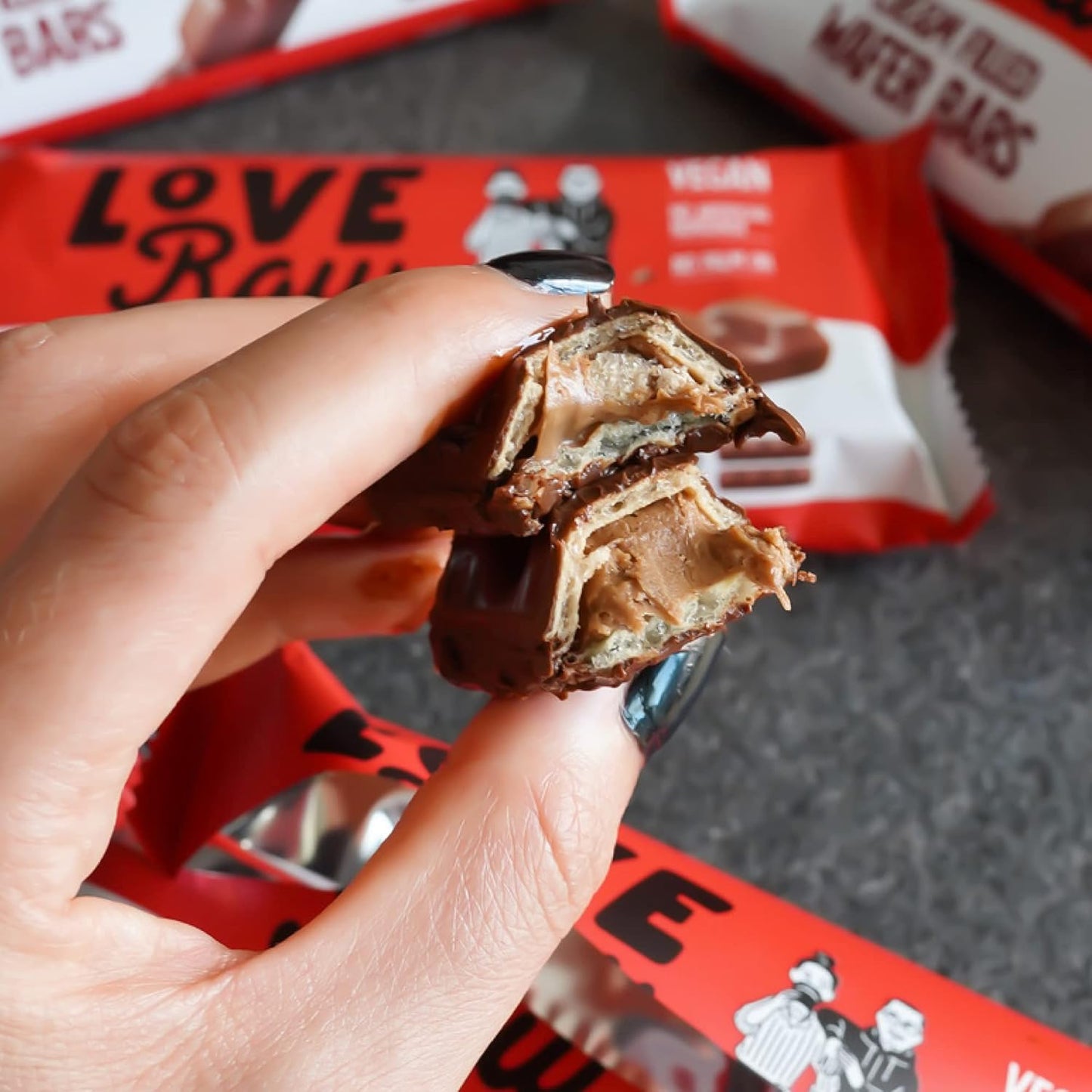 LoveRaw Cre&m Wafer Bars Vegan M:lk Chocolate 43g